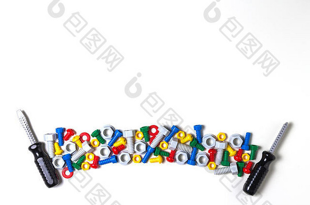 儿童建筑工具背景与彩色玩具塑料螺栓，螺母和螺丝刀
