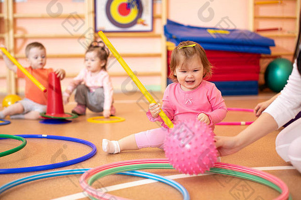 快乐运动的孩子们在幼儿园的健身房里玩耍