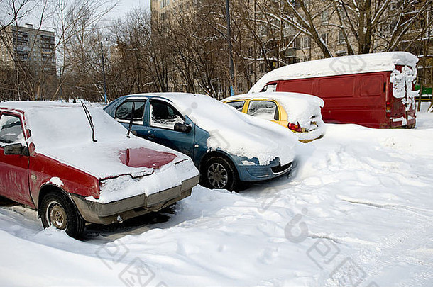 城市的冬天——雪下的<strong>汽车</strong>