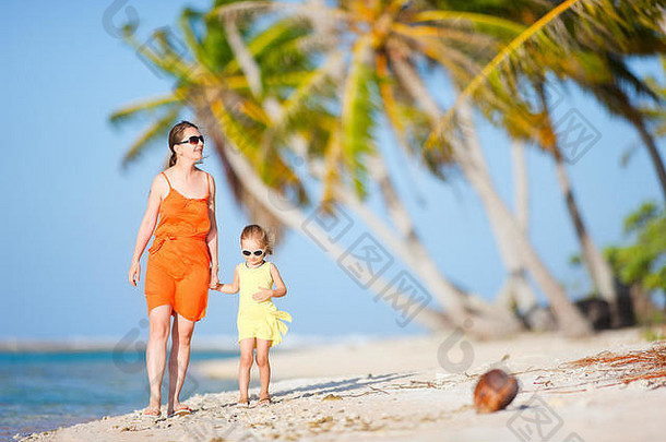 荒岛上美丽的母亲和女儿