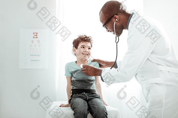 这位年轻的医生正在检查他的病人