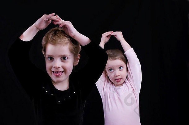 五岁和四岁的姐妹在练习芭蕾舞
