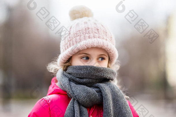 特写镜头肖像可爱的婴儿女孩穿针织他冬天夹克在户外