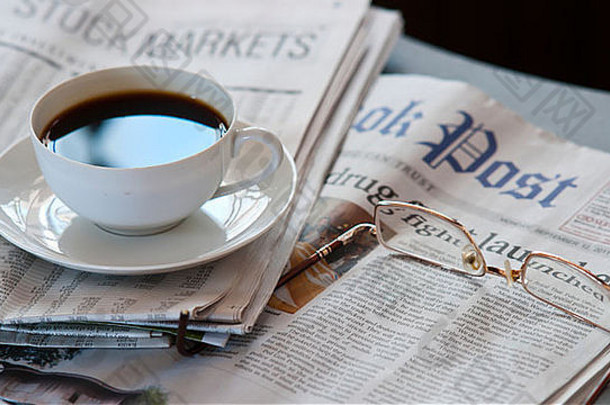 热咖啡报纸阅读眼镜