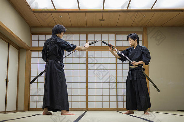 日本武术运动员在dojo-Samaurai训<strong>练剑</strong>道-在健身房<strong>练</strong>习
