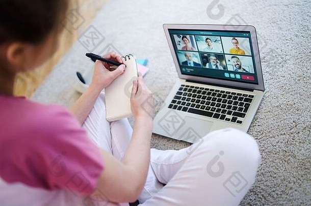面目全非的年轻女子，手提电脑，在线商务电话概念。