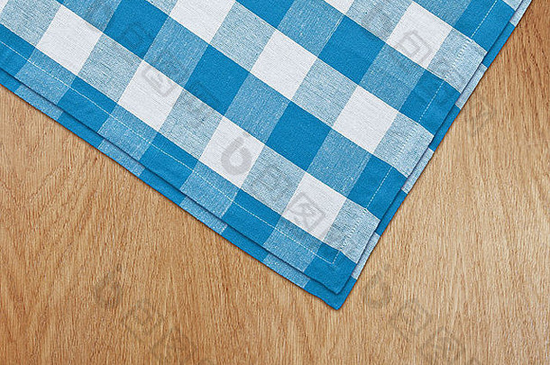 木制厨房餐桌，蓝色格纹桌布