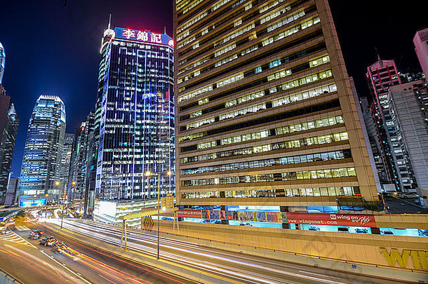 香港-十二月02, 2013：上环停车场的长夜车流。香港是一个24小时居住的城市。
