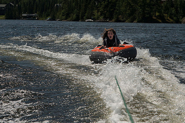 加拿大安大略省基瓦廷森林湖充气筏上的女孩