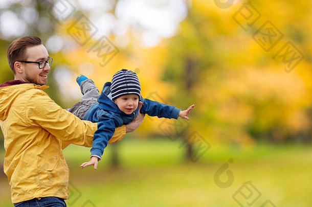 父亲和儿子在秋天玩耍和玩耍