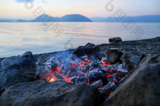 发光的灰烬阴燃石头火环海岸湖放北海道日本