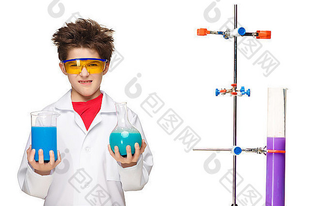 小男孩是化学家，在实验室里用化学液体做实验