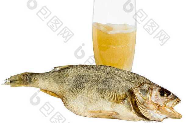 鱼干鲈鱼、冷啤酒、用作啤酒点心的鱼干