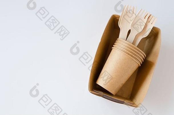 环保可生物降解的纸板纸菜白色背景浪费回收概念餐饮街快食物纸杯车牌