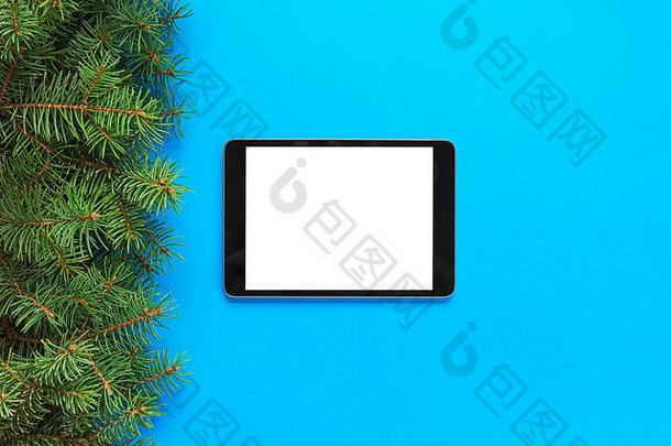 蓝色背景上的空白屏幕平板电脑，圣诞节俯视图。