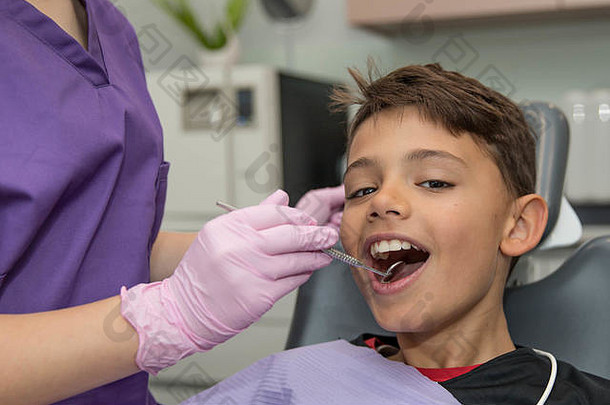 牙医检查口腔时小男孩张<strong>大嘴巴</strong>的画像。