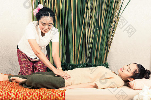 年轻的女孩泰国风格按摩女人身体治疗