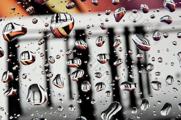 彩色玻璃上完美的雨滴
