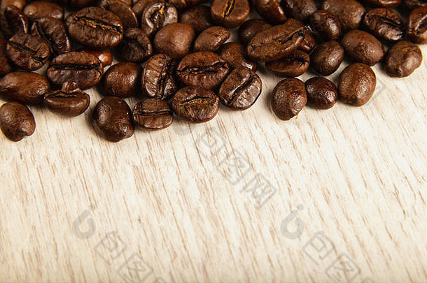 木质背景上大量的咖啡粒