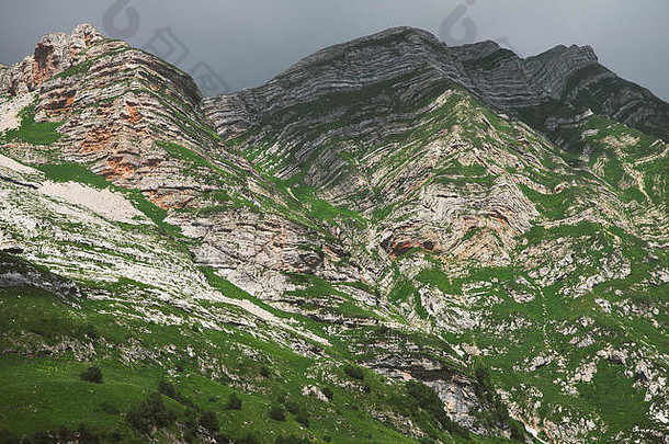岩石山景观夏天旅行风景优美的视图喜怒无常的天气颜色