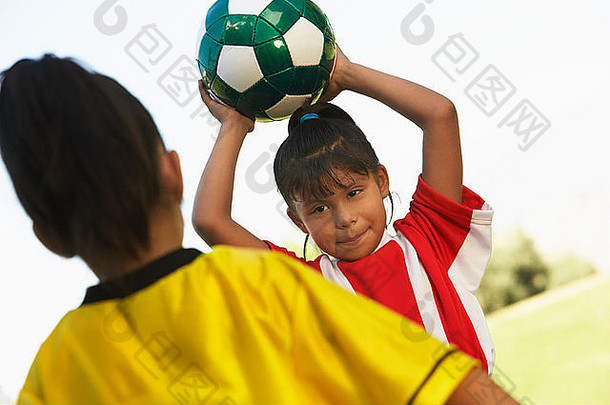 准备投球的女足运动员（7-9岁）