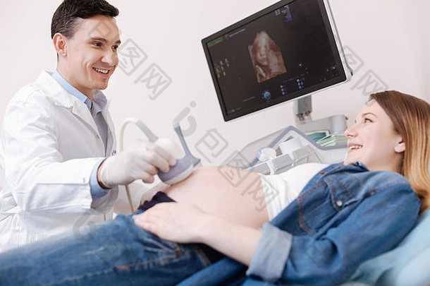 微笑妇科医生提供超声波怀孕了病人监控工作
