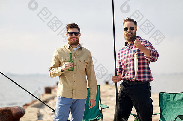 码头上有钓鱼竿和啤酒的快乐朋友
