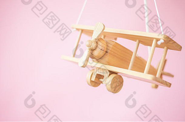 漂亮的木制玩具飞机的图片