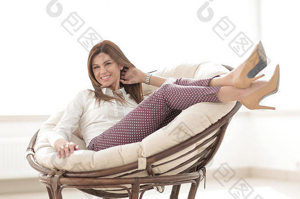 坐在舒适椅子上的快乐女人