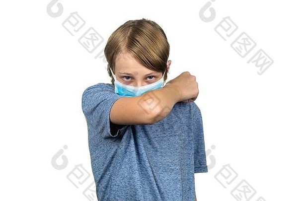 戴着防护面罩的少年咳嗽。白色的隔离带。