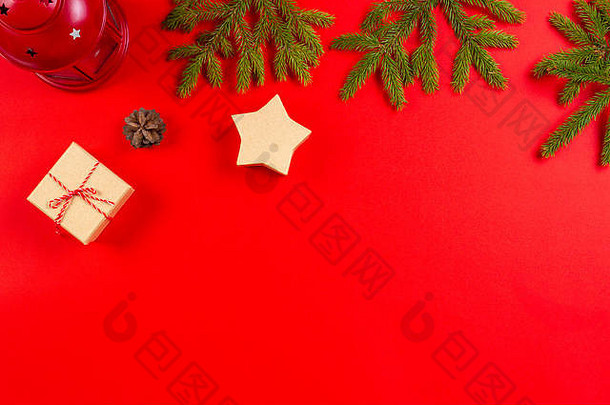 <strong>圣诞</strong>作文。红色背景上的冷杉树枝、松果和礼品盒