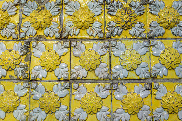 葡萄牙第二大城市伊比利亚半岛波尔图市Rua de Dom Manuel II街城镇房屋正面的黄色瓷砖
