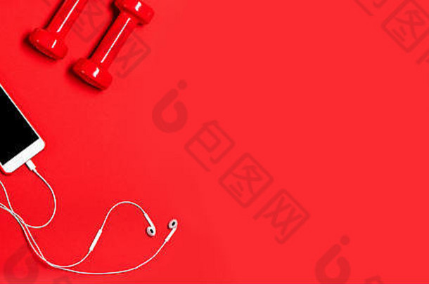横幅由平铺组成，红色背景上有运动鞋、耳机、手机和红色哑铃。顶视图。