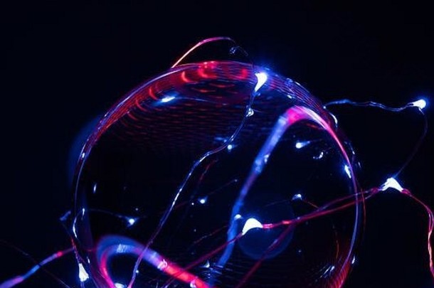 一个完美的玻璃球由彩色灯光照亮