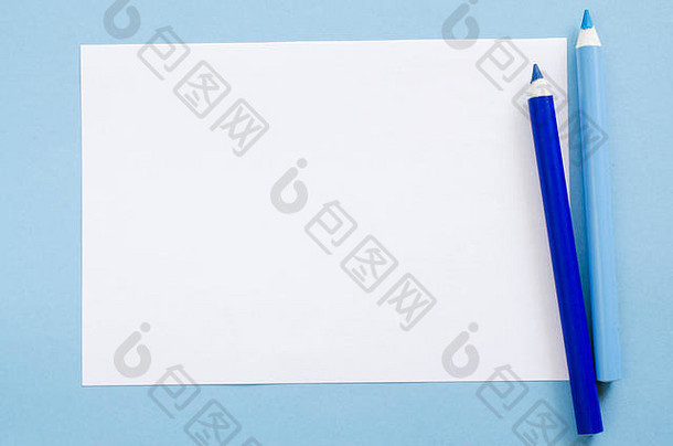 白色空白纸和两支蓝色铅笔。