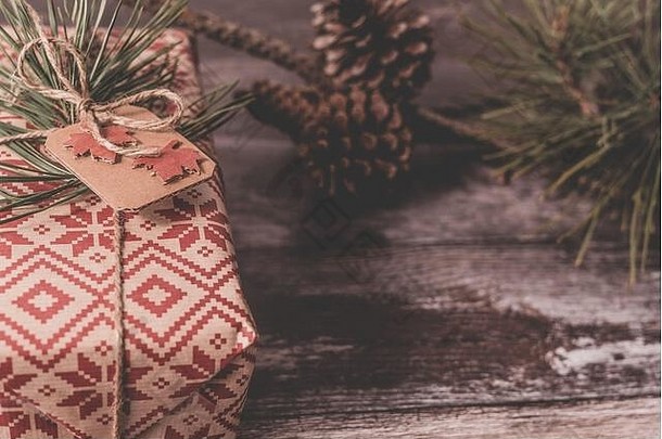 特写镜头圣诞节现在有创意的手工制作的装饰乡村Diy礼物包装红色的复古的包装纸自然古董线