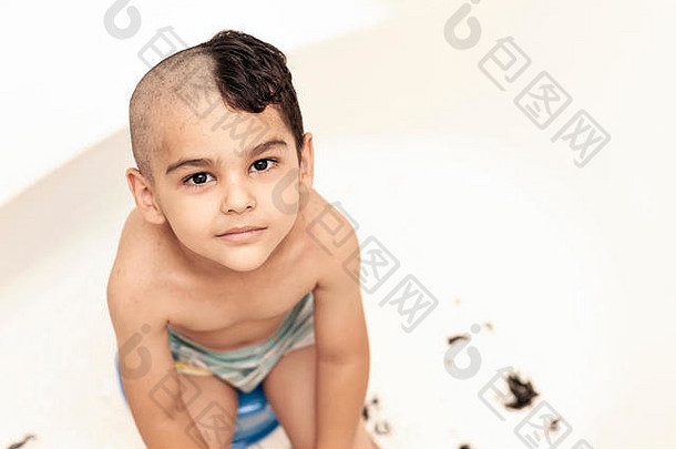 肖像中间东部男孩浴室岁的漂亮的孩子颗切割头发首页