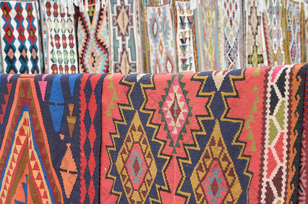 带有传统民间几何图案的彩色东方伊朗地毯或基里姆地毯