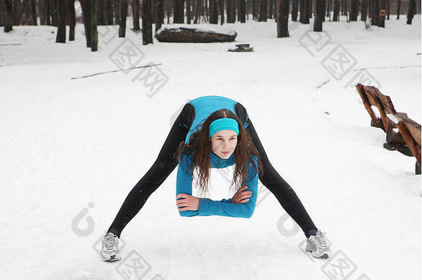 在冬季公园训练的年轻女子