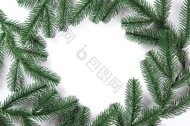 白色背景上的圣诞枞树框架。自由空间