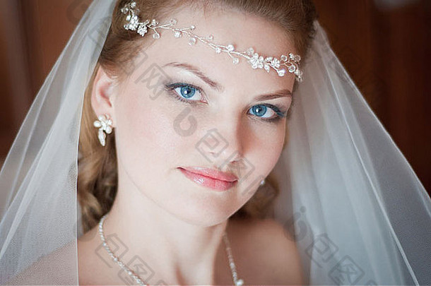 年轻美丽的新娘近景画像