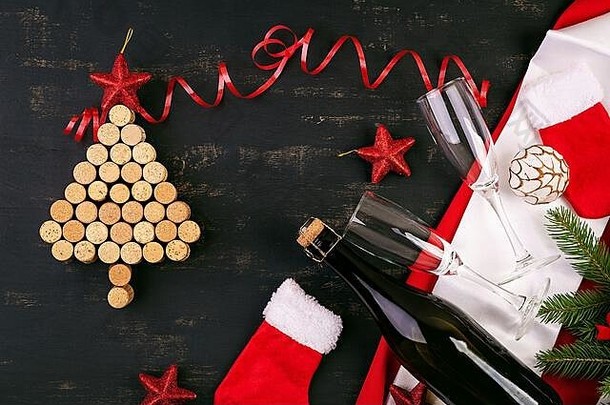 用葡萄酒软木塞和香槟制成的圣诞树作为新年装饰。圣诞背景。顶视图。