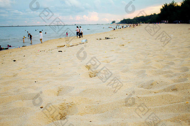 白色沙子海滩的足迹夏天