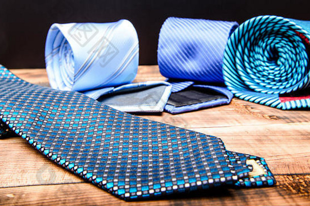 完美的领带特写。购物理念。个人造型师服务。设计师的建议。搭配领带和服装。摘领带。不同的蓝色领带。男士服装和配饰。