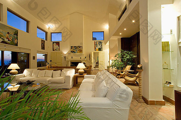 在现代西班牙别墅的大双人客厅里有白色沙发