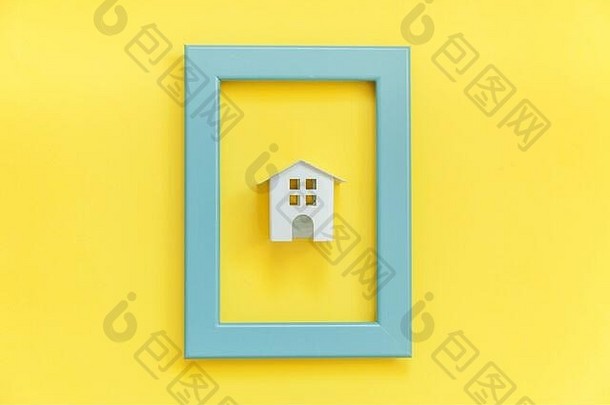 简单设计，蓝色框架内的微型白色玩具屋与彩色时尚黄色背景隔离。抵押财产保险<strong>梦想家园</strong>概念。平面俯视图空间