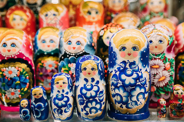 市场上五颜六色的俄罗斯筑巢娃娃Matreshka。Matrioshka Babushka是俄罗斯最受欢迎的纪念品。