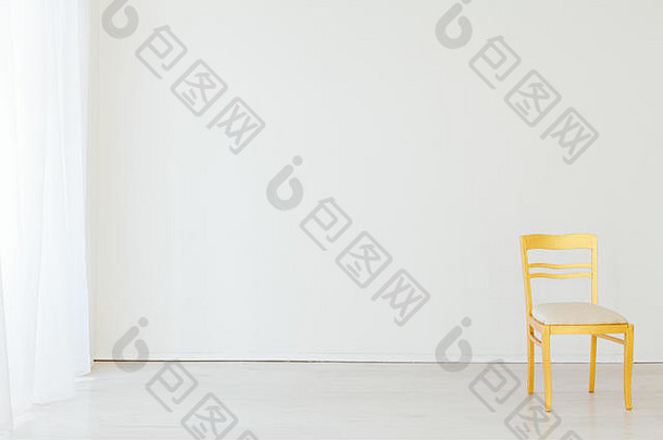 黄色的椅子室内白色空房间