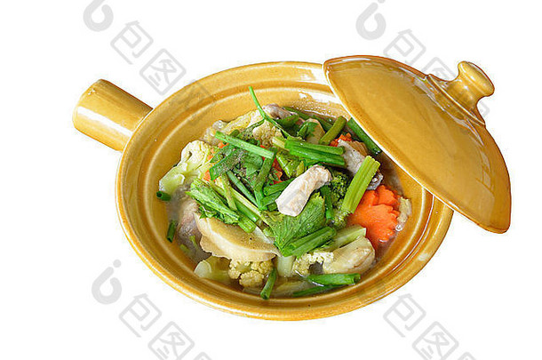 泰国食物的一种，它叫蔬菜烤鱼，它不辣，在白色背景上是孤立的。