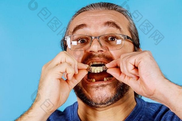 男子用手在患者体内放置牙科植入物的临时特写镜头